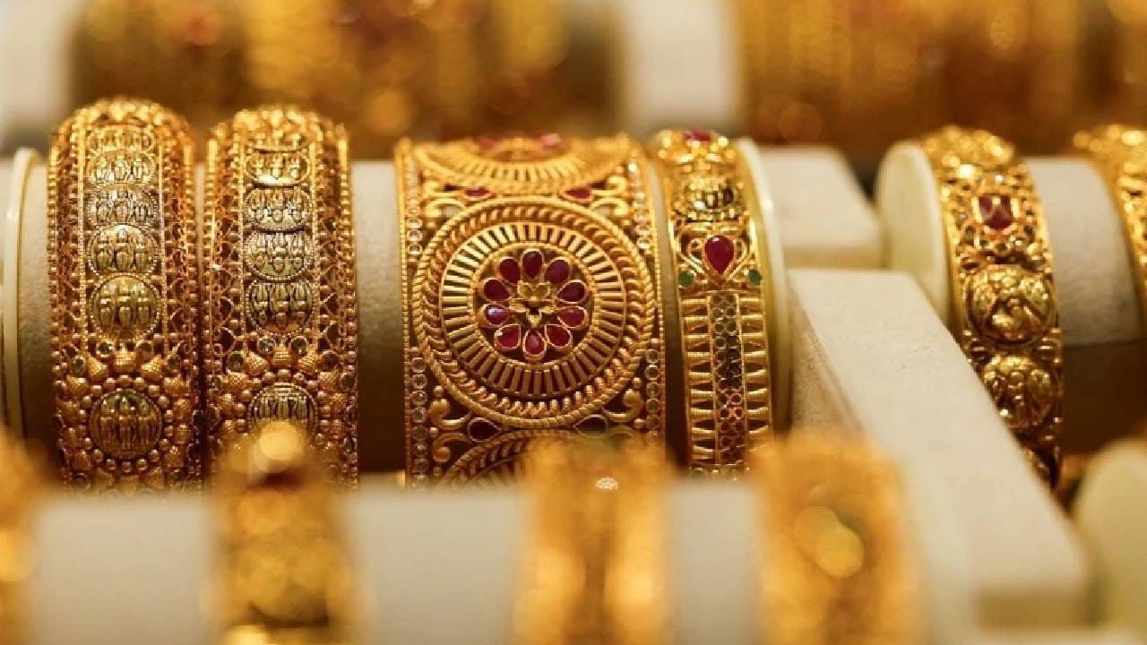 आगामी काळात सोन्याच्या आणि चांदीच्या दरात आणखी वाढ होण्याची शक्यता सराफा व्यवसायिकांनी व्यक्त केली आहे. सध्या मौल्यवान धातुच्या खरेदीसाठी ग्राहकांची लगबग वाढली आहे. दरवाढ झाल्यास अतिरिक्त खर्च टाळण्यासाठी आताच खरेदी करण्यात येत आहे. 