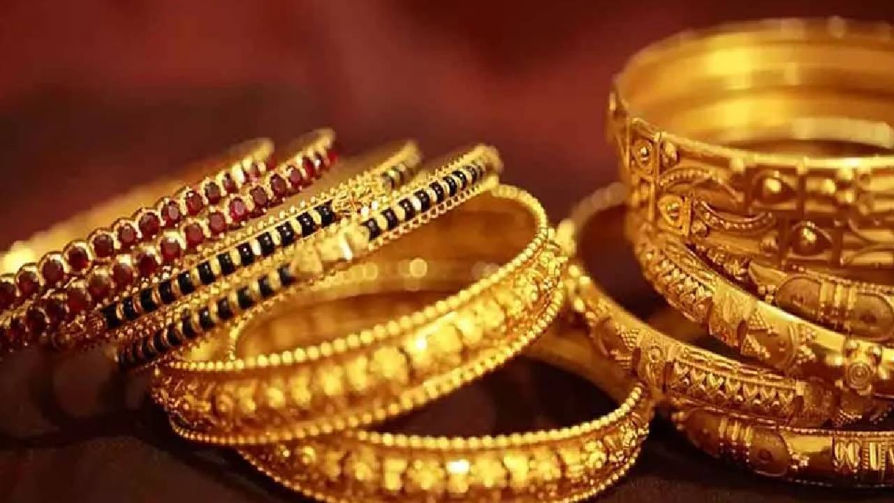 सोने-चांदीच्या किंमती तुम्हाला घरबसल्या पण जाणून घेता येईल. सोने-चांदीचे ताजे भाव जाणून घेता येईल. त्यात स्थानिक कर, इतर करांचा भर पडतो. त्यामुळे शहरानुसार किंमतीत तफावत दिसून येते. इंडियन बुलियन्स अँड ज्वेलर्स असोसिएशन (IBJA) हे भाव जाहीर करेल. केंद्र सरकारने जाहीर केलेल्या सुट्या, शनिवारी आणि रविवार हे दिवस सोडून या किंमती जाहीर करण्यात येतात. ग्राहक ८९५५६६४४३३ या क्रमांकावर मिस्ड कॉल देऊन सर्व कॅरेटचे भाव जाणून घेऊ शकतात.