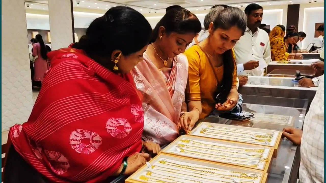 जळगावच्या सराफा बाजारात सोन्या आणि चांदीच्या दरात मोठी वाढ झाली आहे. सोन्याच्या दरामध्ये 1 हजार 200 रुपयांची तर चांदीच्या दरात तब्बल 6 हजार रुपयांची वाढ झाली आहे. यामुळे ग्राहकांच्या तोंडचे पाणी पळाले आहे.