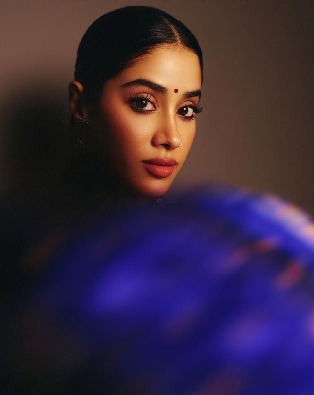 अभिनेत्री जान्हवी कपूर हिने स्वतःचे काही फोटो सोशल मीडियावर व्हायरल होत आहे. फोटोंमध्ये जान्हवी चाहत्यांना फॅशन गोल्स देताना दिसत आहे. सध्या सर्वत्र फक्त आणि फक्त जान्हवी हिच्या फोटोंची चर्चा रंगली आहे. 