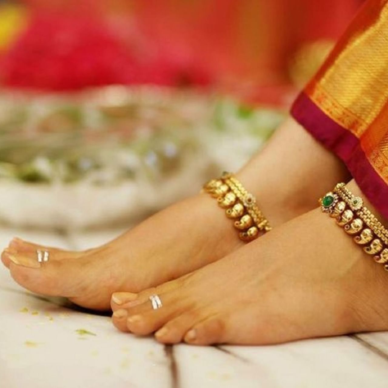 प्रत्येक भारतीय महिला बोटात जोडवी घालते. त्यामागे अनेक धार्मिक, सांस्कृतिक आणि वैज्ञानिक कारणे असतात. चांदीचे जोडवे घालण्याचे प्रचंड फायदे असतात. तसेच ती जोडवी घालण्यामागे महिलांच्या आरोग्याच्या फायदेही असतात. 