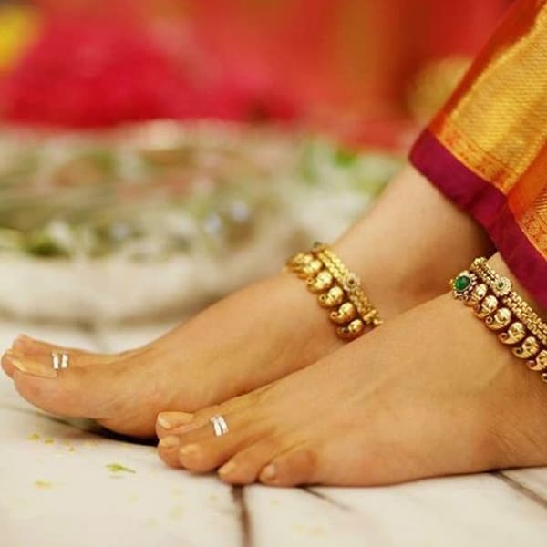 प्रत्येक भारतीय महिला बोटात जोडवी घालते. त्यामागे अनेक धार्मिक, सांस्कृतिक आणि वैज्ञानिक कारणे असतात. चांदीचे जोडवे घालण्याचे प्रचंड फायदे असतात. तसेच ती जोडवी घालण्यामागे महिलांच्या आरोग्याच्या फायदेही असतात.