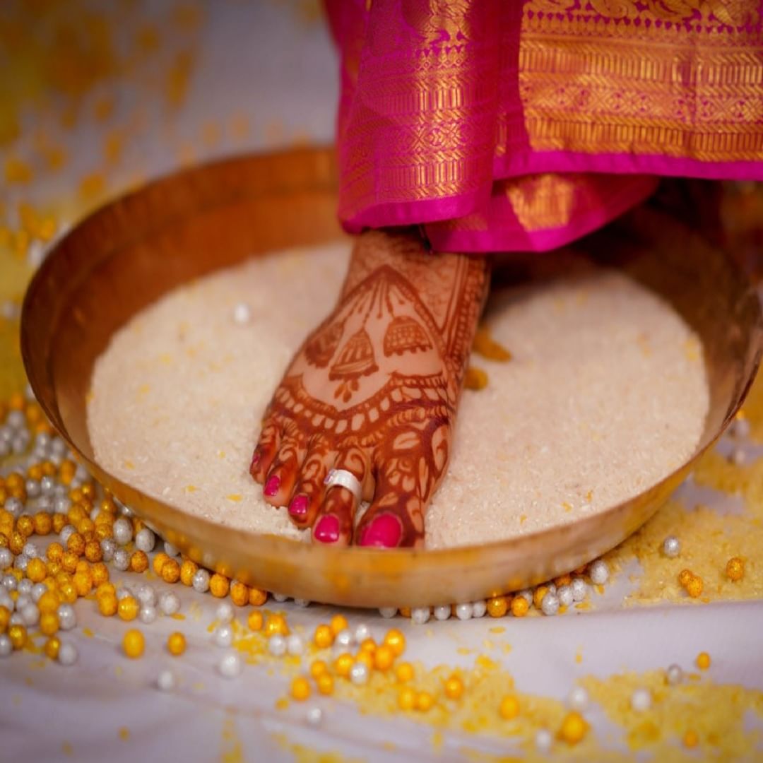 जोडवी घालण्याचे धार्मिक आणि सांस्कृतिक कारणे म्हणजे जोडवीला लग्नाचे प्रतीक मानले जाते . ती सोळा शृंगाराचा एक भाग आहे. शास्त्रांनुसार पायाच्या दुसऱ्या आणि तिसऱ्या बोटात जोडवी घातली जातात. 