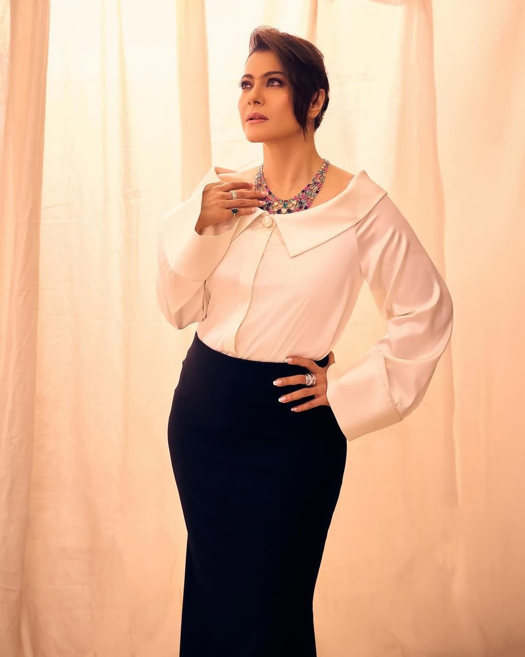 90 च्या दशकात काजोल हिने फक्त मोठ्या पडद्यावर नाही तर, चाहत्यांच्या मनावर देखील राज्य केलं. काजोलचे काही सिनेमे चाहते आजही तितक्याच आवडीने पाहतात.  आज अभिनेत्री सोशल मीडियावर सक्रिय असते. सोशल मीडियावर तिच्या चाहत्यांची संख्या देखील फार मोठी आहे