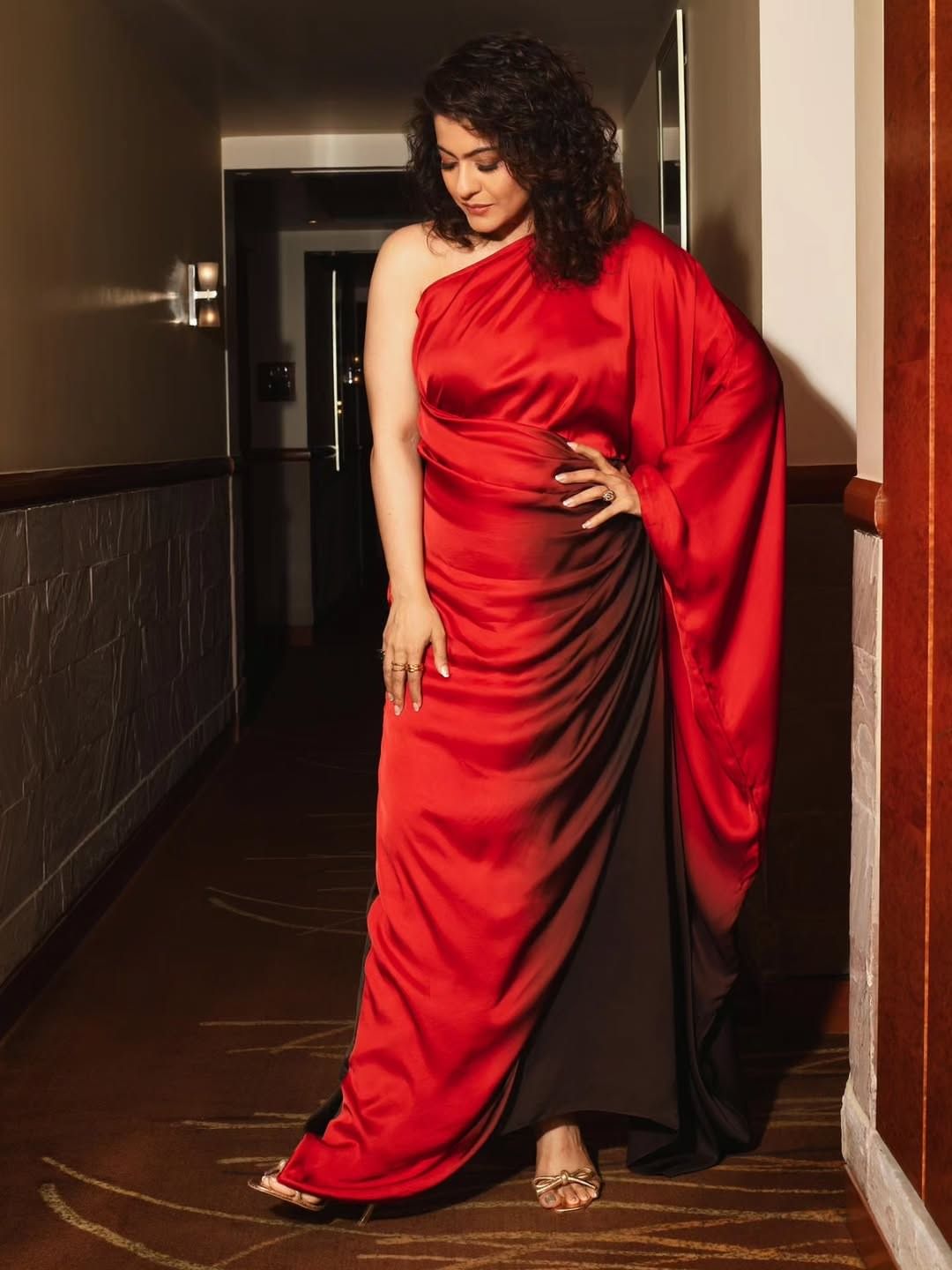 90 च्या दशकात काजोल हिने फक्त मोठ्या पडद्यावर नाही तर, चाहत्यांच्या मनावर देखील राज्य केलं. काजोलचे काही सिनेमे चाहते आजही तितक्याच आवडीने पाहतात. आज अभिनेत्री सोशल मीडियावर सक्रिय असते.  