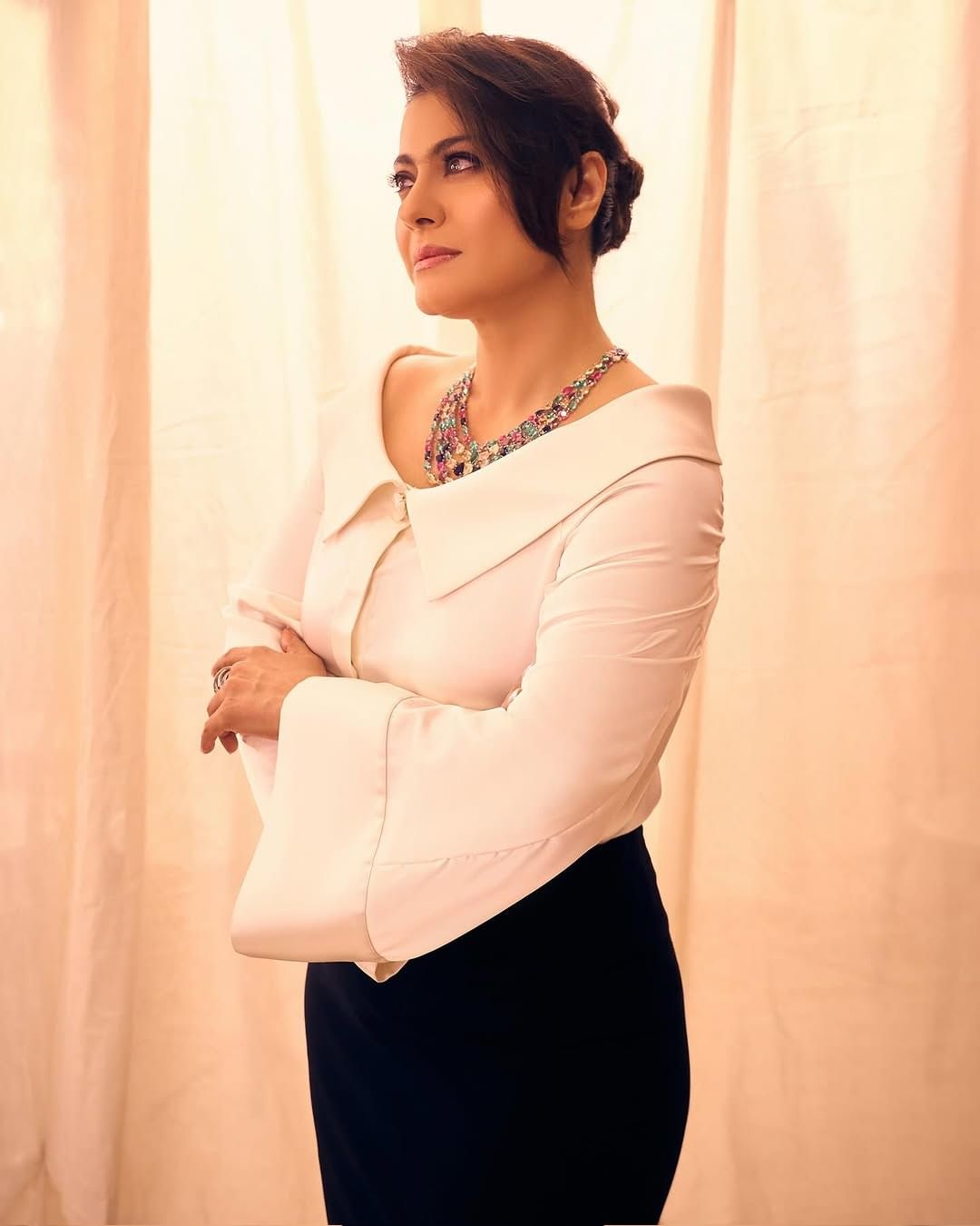 अभिनेत्री काजोल आता पूर्वीप्रमाणे बॉलिवूडमध्ये सक्रिय नसली तरी, सोशल मीडियावर कायम सक्रिय असते. सोशल मीडियावर तिच्या चाहत्यांची संख्या देखील मोठी आहे. 