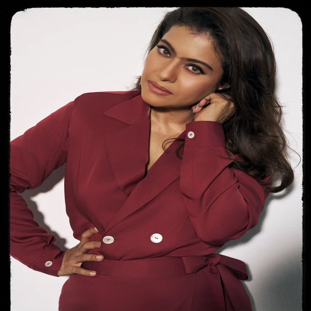 आता देखील काजोल हिने सोशल मीडियावर ग्लॅमरस लूकमध्या काही फोटो पोस्ट केले आहे. सध्या अभिनेत्रीचे फोटो सोशल मीडियावर तुफान व्हायरल होत आहे. 