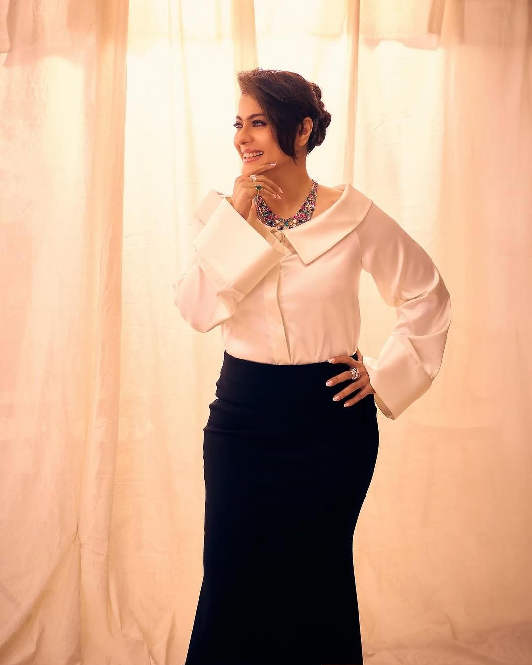 फोटो पोस्ट करत अभिनेत्री म्हणते, आजचा विचार.. सेक्सी राहा आणि स्वत: खून होऊ देऊ नका... चाहते देखील अभिनेत्रीच्या फोटोंवर लाईक्स आणि कमेंटचा वर्षाव केरत आहेत. आजही चाहत्यांमध्ये काजोल हिची क्रेझ आहे. 