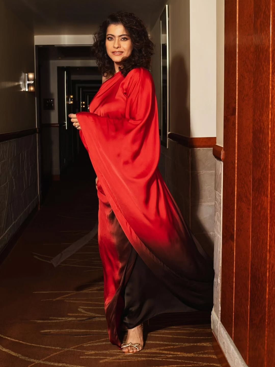 अभिनेत्री काजोल आता पूर्वीप्रमाणे बॉलिवूडमध्ये सक्रिय नसली तरी, सोशल मीडियावर कायम सक्रिय असते. सोशल मीडियावर तिच्या चाहत्यांची संख्या देखील मोठी आहे. चाहत्यांमध्ये आजही अभिनेत्रीची क्रेझ दिसून येते. 