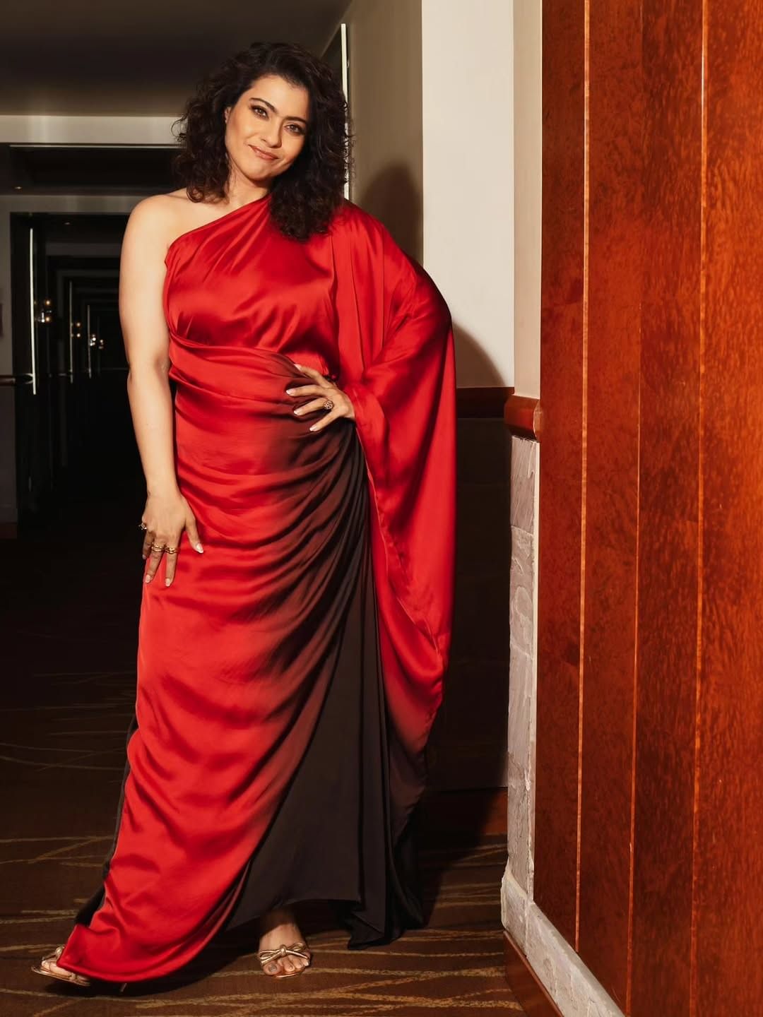 लाल ड्रेसमध्ये फोटो पोस्ट करत अभिनेत्री म्हणाली, 'मोठं होणं अनिवार्य आहे. पण कंटाळवाणं होणं पर्यायी आहे....', काजोल हिच्या पोस्टवर अनेकांनी लाईक्स आणि कमेंटचा वर्षाव देखील केला आहे. 