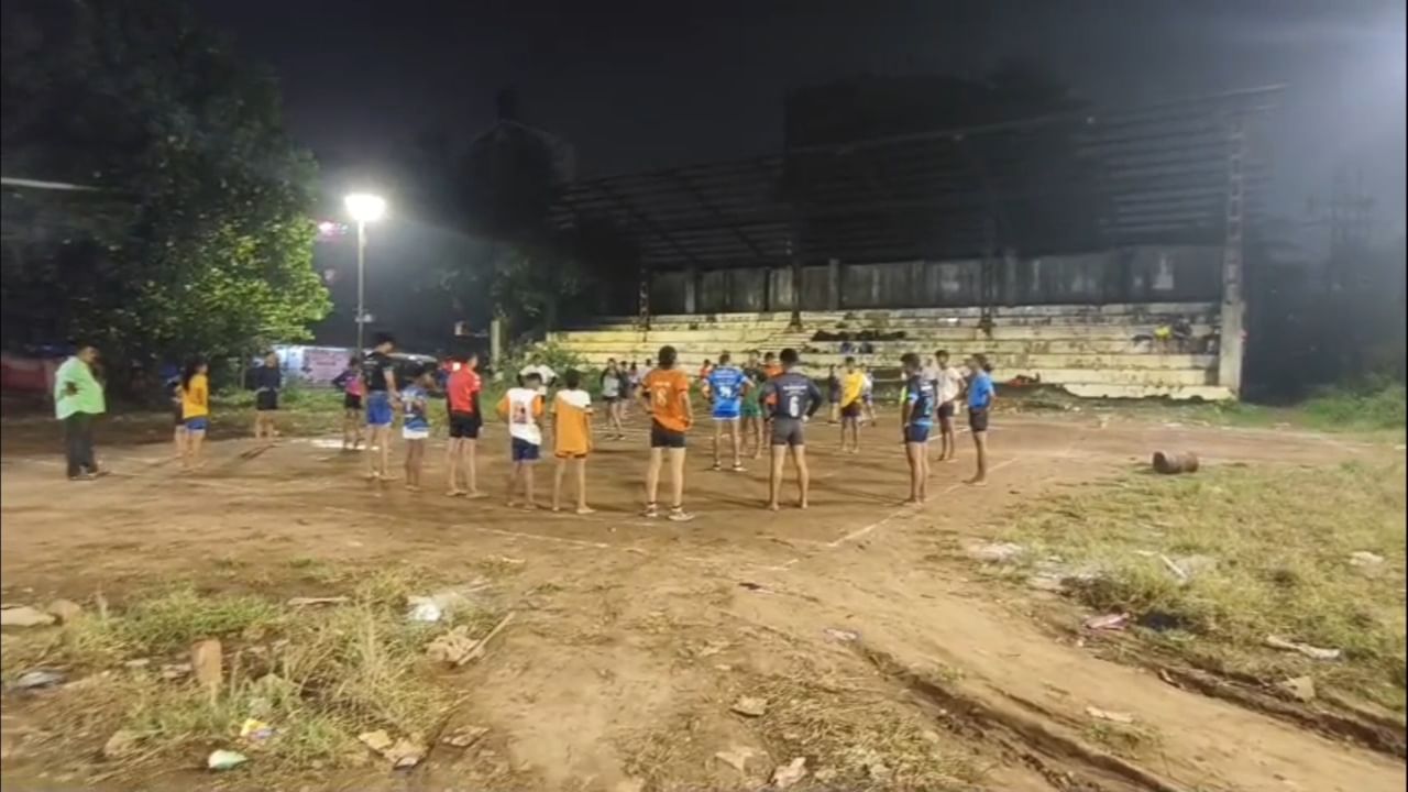 कल्याण पूर्वेतील सिद्धार्थ नगर परिसरात वसलेले दादासाहेब क्रीडांगण एकेकाळी अनेक राज्यस्तरीय आणि राष्ट्रीय खेळाडूंना घडवणारे केंद्र आज महापालिका प्रशासन आणि स्थानिक लोकप्रतिनिधींच्या दुर्लक्षामुळे अत्यंत दयनीय आणि उपेक्षित अवस्थेत आहे.