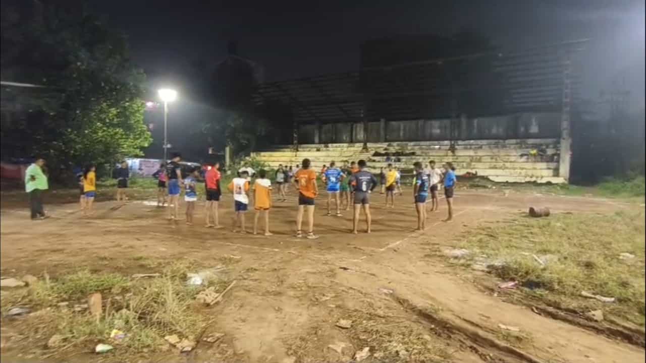 कल्याण पूर्वेतील सिद्धार्थ नगर परिसरात वसलेले दादासाहेब क्रीडांगण एकेकाळी अनेक राज्यस्तरीय आणि राष्ट्रीय खेळाडूंना घडवणारे केंद्र आज महापालिका प्रशासन आणि स्थानिक लोकप्रतिनिधींच्या दुर्लक्षामुळे अत्यंत दयनीय आणि उपेक्षित अवस्थेत आहे.