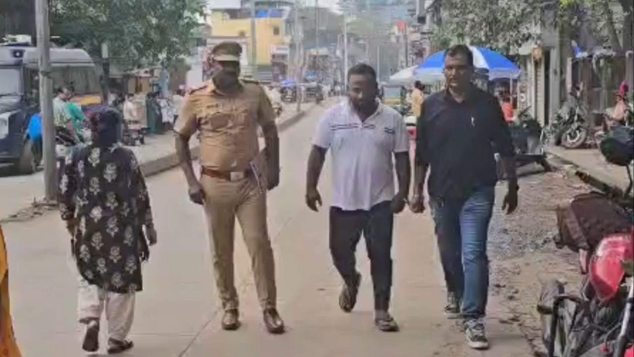 यावेळी पोलिसांनी ४०० कोरेक्सच्या बाटल्या ज्याची अंदाजित किंमत ४ लाख इतकी आहे. त्यासोबतच काळ्या रंगाची मोटारसायकल ६०,००० किंमत त्यासोबतच ३,६६० रोख रक्कम असा एकूण ४,६३,६६० किंमतीचा माल जब्त केला आहे.