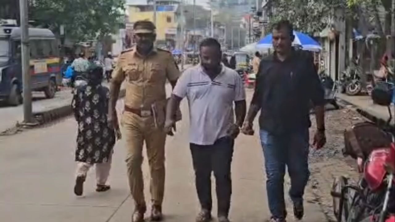 कल्याण परिसरातील तरुणांना नशेच्या आहारी ढकलणाऱ्या अवैध कोडीनयुक्त कफ सिरप (कोरेक्स) च्या विक्रीवर कल्याण पोलिसांनी मोठी कारवाई केली आहे.