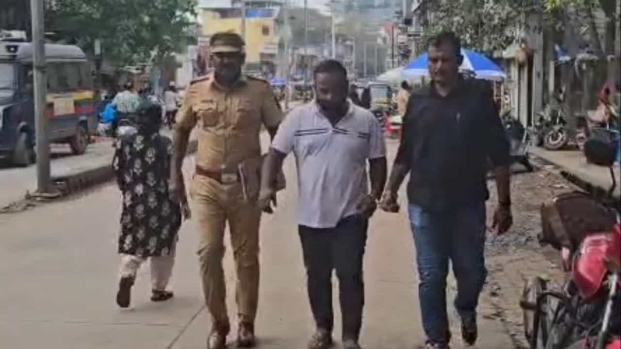 कल्याण परिसरातील तरुणांना नशेच्या आहारी ढकलणाऱ्या अवैध कोडीनयुक्त कफ सिरप (कोरेक्स) च्या विक्रीवर कल्याण पोलिसांनी मोठी कारवाई केली आहे.