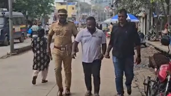 कल्याण परिसरातील तरुणांना नशेच्या आहारी ढकलणाऱ्या अवैध कोडीनयुक्त कफ सिरप (कोरेक्स) च्या विक्रीवर कल्याण पोलिसांनी मोठी कारवाई केली आहे.