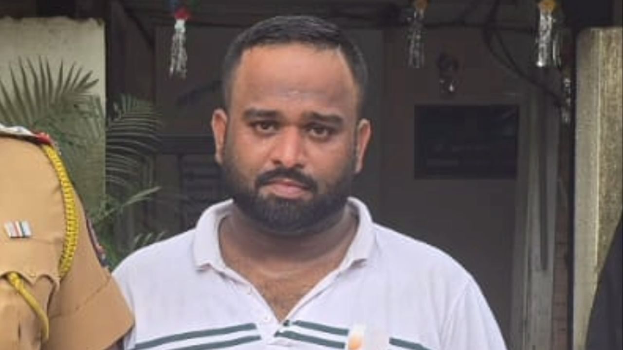 त्यावेळी फोर्टीज हॉस्पिटल परिसरात एक इसम काळ्या रंगाच्या मोटारसायकलवरून संशयास्पद वस्तू घेऊन जात असल्याचे निदर्शनास आले. पोलिसांनी त्याला थांबवून तपासणी केली असता, त्याच्याकडे हा ४०० कोरेक्स बाटल्यांचा मोठा साठा आढळून आला.