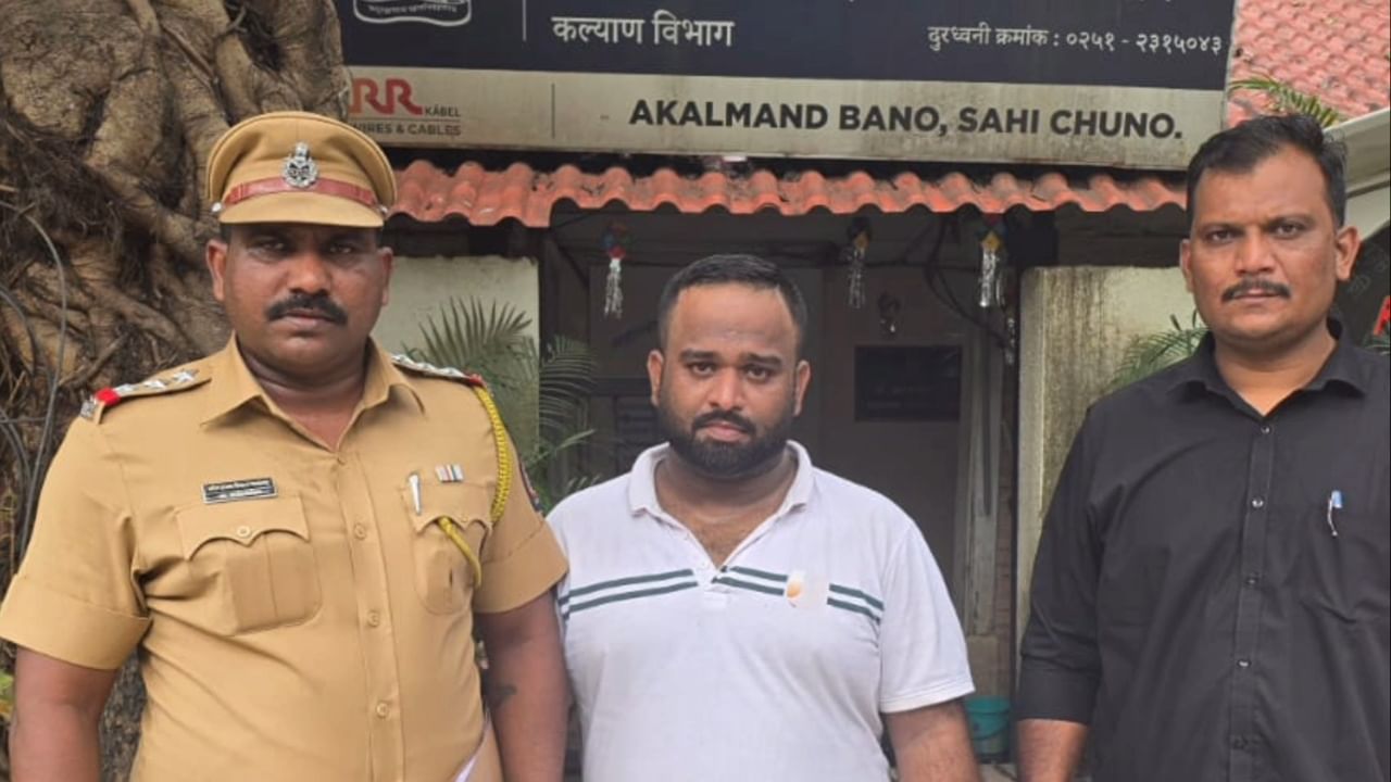 मोहम्मद मताब अनिस रईस असे अटक केलेल्या आरोपीचे नाव आहे. त्याच्याकडून तब्बल ४०० कोरेक्सच्या बाटल्यांसह सुमारे पाच लाख रुपयांचा मुद्देमाल जप्त करण्यात आला आहे.