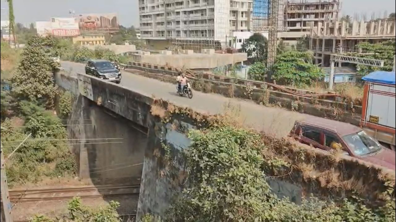 कल्याण-शिळ रोडवरील प्रवाशांसाठी पुढील तीन दिवस नाहक त्रास सहन करावा लागण्याची शक्यता आहे. रेल्वेच्या महत्त्वाकांक्षी डेडिकेटेड फ्रेट कॉरिडॉर (DFC) प्रकल्पांतर्गत निळजे रेल्वे उड्डाणपुलाच्या पुनर्बांधणीचे काम हाती घेण्यात आले आहे.