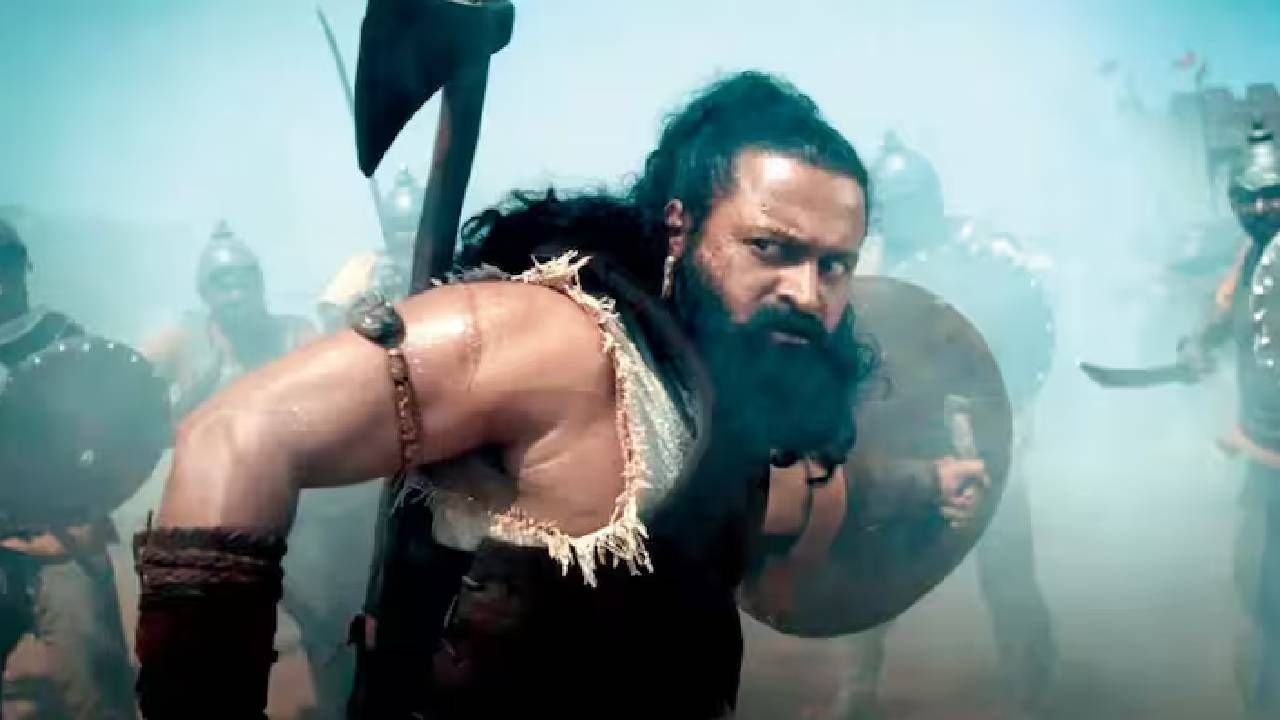 2025 या वर्षांत आतापर्यंत सर्वाधिक कमाई करणारा चित्रपट 'कांतारा : चाप्टर 1' ठरला आहे. कन्नड सुपरस्टार ऋषभ शेट्टीचा हा ब्लॉकबस्टर चित्रपट आता प्राइम व्हिडीओवर स्ट्रीम होतोय. परंतु याचा हिंदी व्हर्जन आणखी काही आठवड्यांनी ओटीटीवर येणार आहे.  
