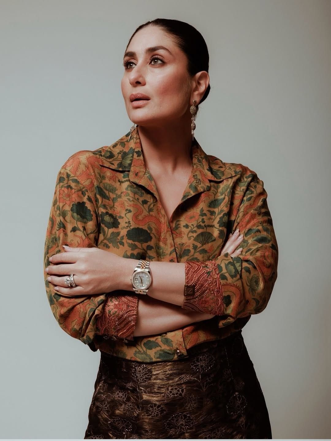 अभिनेत्री करीना कपूर हिने सोशल मीडियावर काही फोटो पोस्ट केले आहेत. वयाच्या 44 व्या वर्षी देखील करीना कपूरचा बोल्डनेस काही कमी झाल्याचं फोटोंमध्ये दिसत नाही... चाहत्यांना देखील अभिनेत्रीचा अंदाज आवडला आहे. 