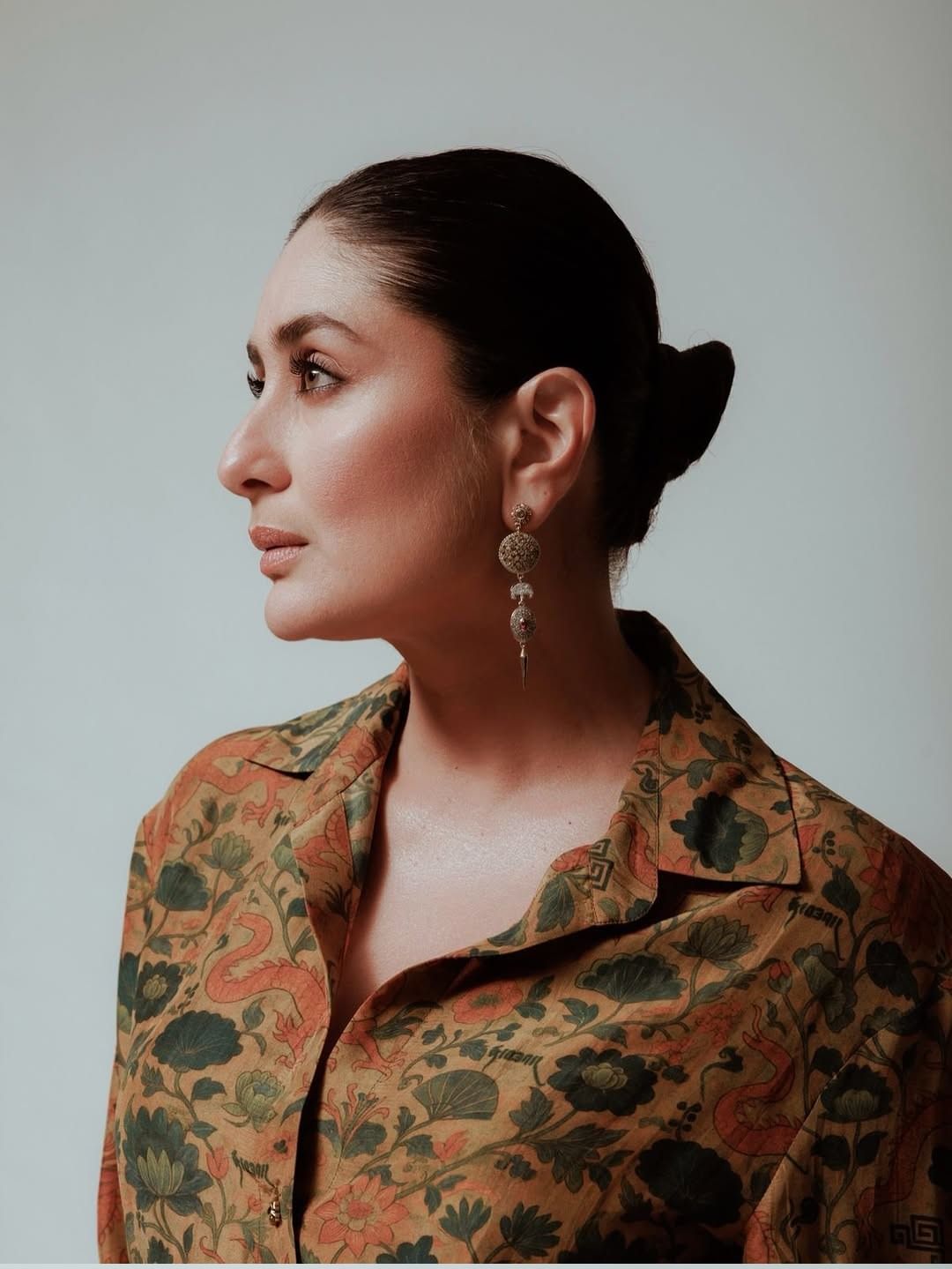 अनेक सिनेमांमध्ये महत्त्वाची भूमिका साकारत चाहत्यांचं मनोरंजन करणारी करीना कपूर कायम कोणत्या न कोणत्या कारणामुळे चर्चेत असते. आता अभिनेत्रीचे काही फोटो सोशल मीडियावर तुफान व्हायरल होत आहेत.