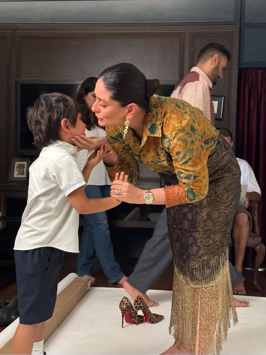 'माझ्या बाळासोबतचा शेवटचा फोटो, जो नुकताच शाळेतून परतला आणि मला मिठी मारली...' सध्या अभिनेत्रीची पोस्ट तुफान व्हायरल होत आहे. अभिनेत्री कायम सोशल मीडियावर सक्रिय असते . 