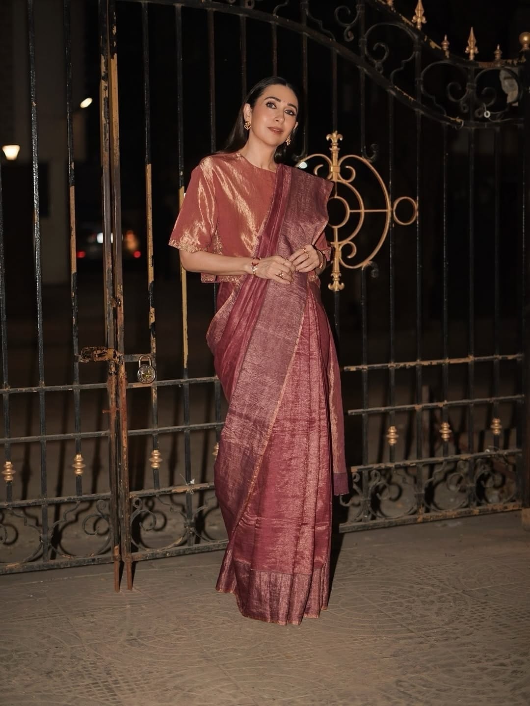 करिश्मा हिची पोस्ट पाहिल्यानंतर चाहत्यांनी लाईक्स आणि कमेंटचा वर्षाव केला आहे. एक नेटकरी कमेंट करत म्हणाला, 'मुलीच्या शाळेची फी भरली का?' सांगायचं झालं तर, समायरा हिच्या कॉलेजची 2 महिन्यांची भरली नसल्याचा दावा कोर्टात कण्यात आला आहे. 