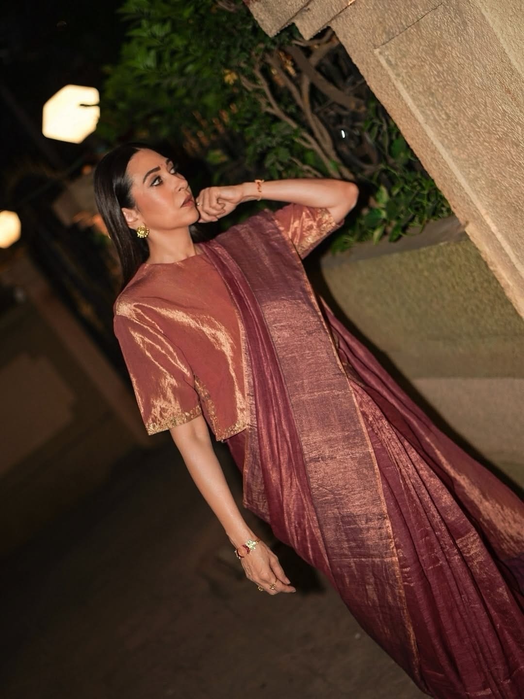 करिश्मा कपूर हिने क्लासी साडीमध्ये काही फोटो पोस्ट केले आहेत. फोटोंमध्ये अभिनेत्री प्रचंड क्लासी आणि सुंदर दिसत आहे. फोटो पोस्ट करिश्मा हिने कॅप्शनमध्ये 'खो गए हम कहाँ..' असं कॅप्शन दिलं आहे. 