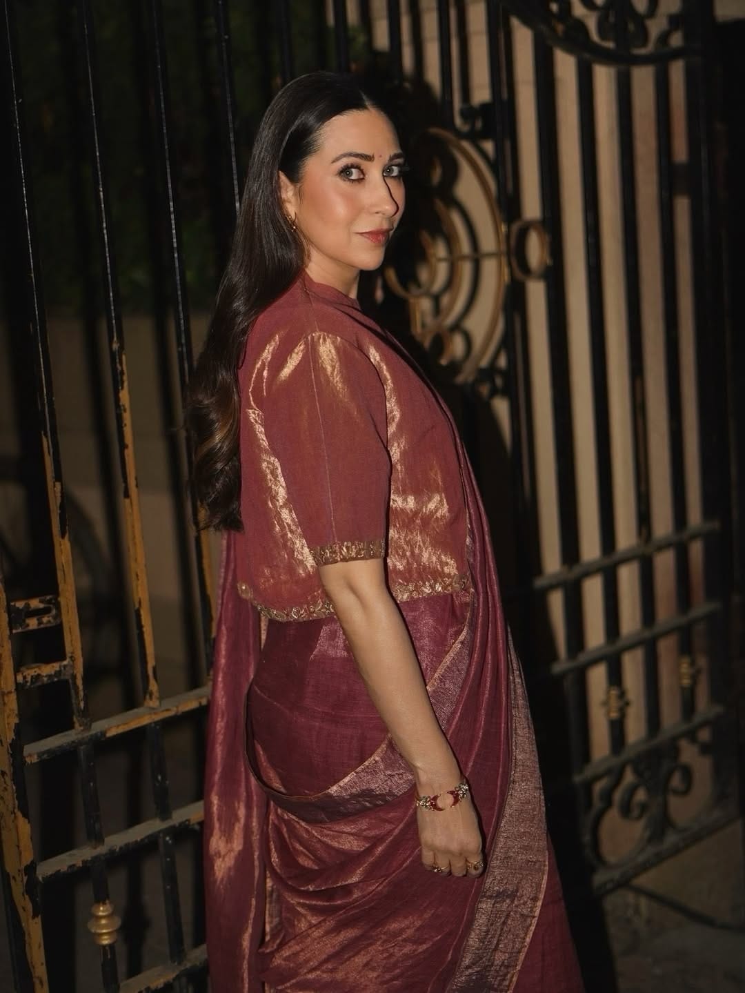 आता  देखील करिश्मा हिने रॉयल लूकमध्ये काही फोटो पोस्ट केले आहेत. चाहत्यांना देखील अभिनेत्रीचा लूक आवडलेला आहे. पण अनेकांना करिश्मा हिच्यावर निशाणा साधला आहे. 