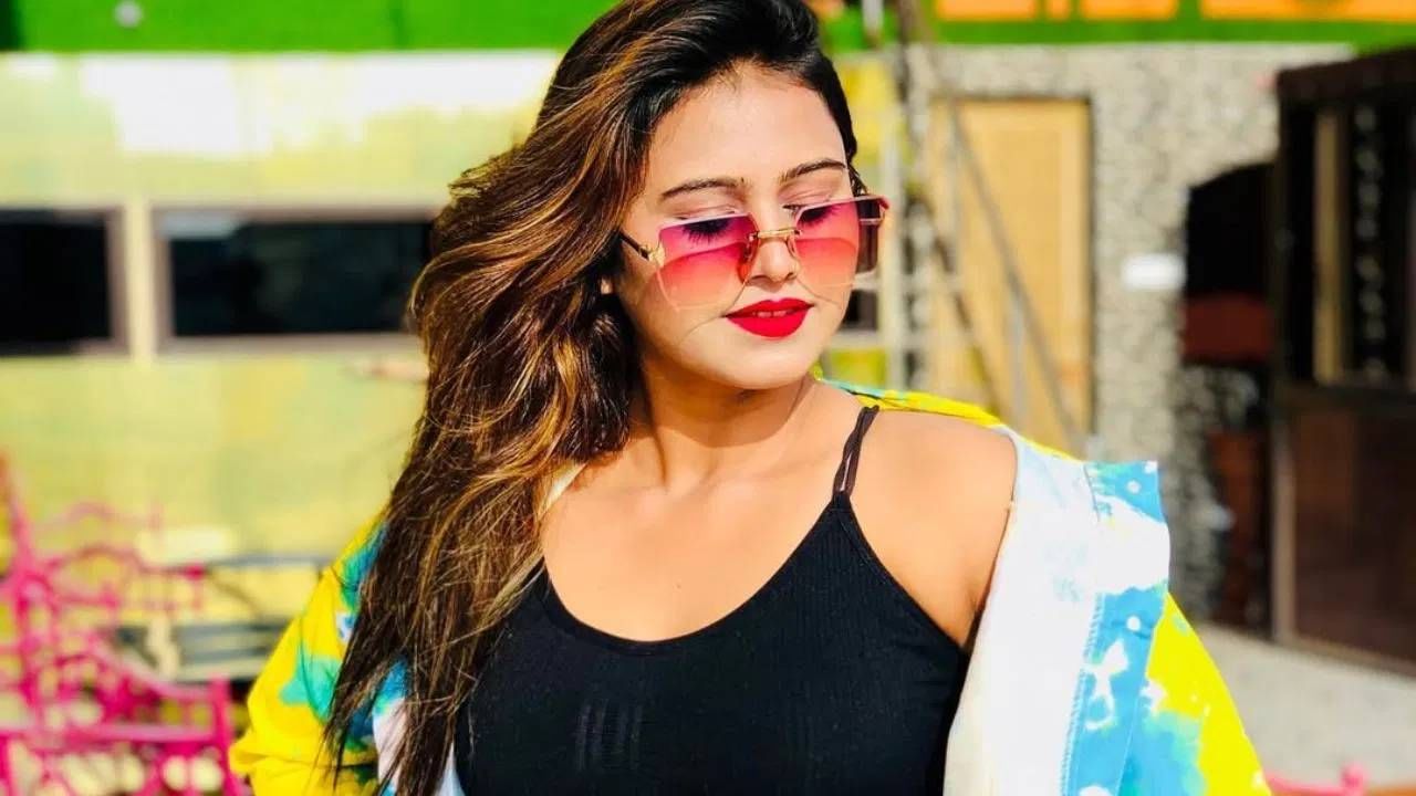 खुशबूची आई लक्ष्मी अहिरवारने सांगितलं की,ग्रॅज्युएशनच्या फर्स्ट इयरला खुशबूने शिक्षण सोडून दिलं. कामावर तिने लक्ष दिलं. कासिमवर तिचा विश्वास होता. भोपाळमध्ये त्याच्यासोबत रहायची. सोशल मीडियावर ती स्वत:च नाव खुशी वर्मा सांगायची. 