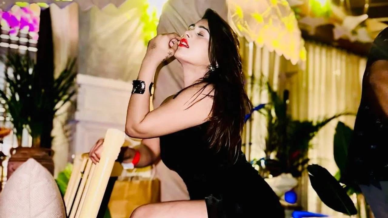 कामाच्या निमित्ताने खुशबूची ओळख उज्जैनच्या कासिम बरोबर झाली. दोघांमध्ये मैत्री झाली. हळूहळू मैत्री प्रेमात बदलली. खुशबूने तिच्या आईला सांगितलं की, ती कासिम सोबत राहते.तो एक चांगला माणूस आहे. कासिमच्या कुटुंबियांनी सुद्धा खुशबूला स्वीकारलेलं. दोघे उज्जैन फिरायला गेलेले. दोघे काही दिवस एकत्र होते. नंतर भोपाळला परतण्याची योजना बनवली. 