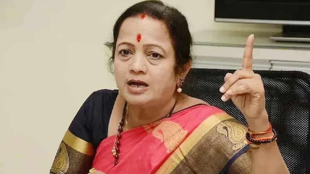 किशोरी पेडणेकर यांच्याकडून उपमुख्यमंत्री शिंदेंची नक्कल!