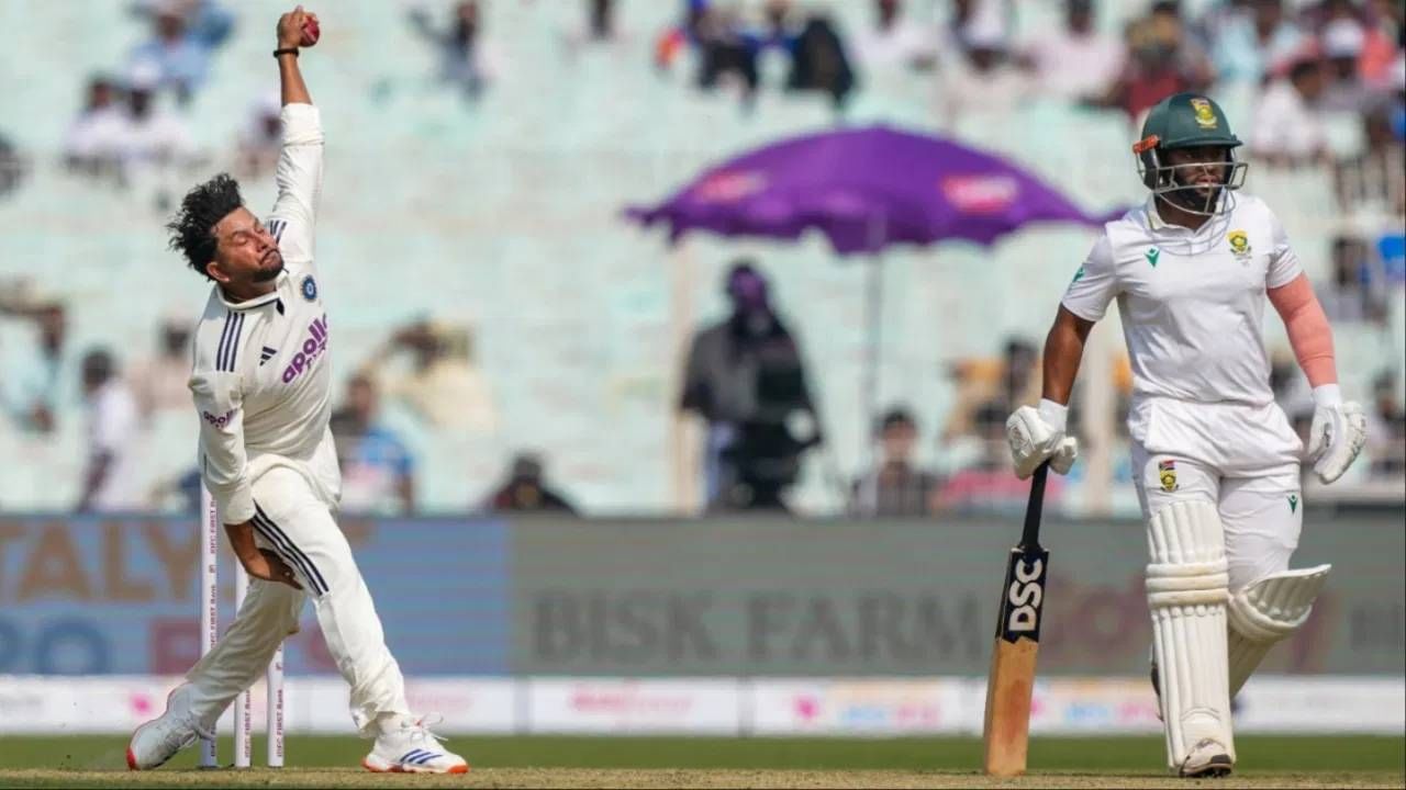 TOI ने BCCI सूत्रांच्या हवाल्याने लिहिलय की, कुलदीप यादवच लग्न नोव्हेंबरच्या शेवटच्या आठवड्यात आहे. कुलदीपची गरज कधी लागेल? हे आधी टीम मॅनेजमेंट पाहिलं. त्यानुसार त्याला तितक्या दिवसांची सुट्टी मिळेल. (Photo: PTI)