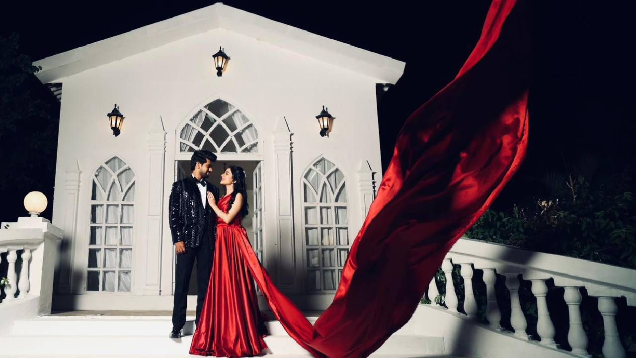 सखी -कान्हा म्हणजेच अभिनेता चेतन वडनेरे आणि अभिनेत्री कृतिका देवचं खऱ्या आयुष्यात प्री वेडिंग फोटो शूट झालं नाहीय. त्यामुळे दोघांसाठी हा नवा अनुभव होता. तीन वेगवेगळे लूक आम्ही केलेत. सिनेसिटी स्टुडिओमध्ये जगभरातील प्रेक्षणीय स्थळांच्या प्रतिकृती उभारण्यात आल्या आहेत, असं त्यांनी सांगितलं. 
