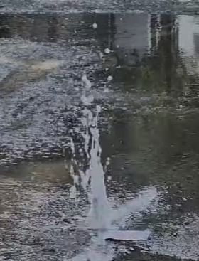 लातूर शहरात जागोजागी पाईपलाईन फुटल्याने पाण्याची नासाडी.