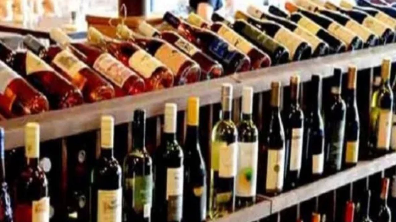 दारू बनवण्याची पद्धत एकच, मग विदेशी दारू देशीपेक्षा एवढी महाग का? 99 टक्के लोकांना नाही माहीत या मागचं लॉजिक दारू बनवण्याची पद्धत एकच, मग विदेशी दारू देशीपेक्षा एवढी महाग का? 99 टक्के लोकांना नाही माहीत या मागचं लॉजिक