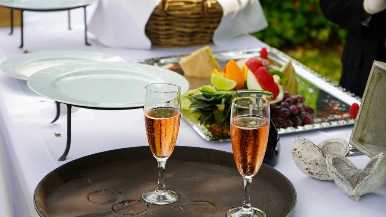 पेयाचा रंग हा त्याच्या निर्मिती प्रक्रियेचा भाग असतो. त्यामुळे कोणत्याही पेयाचा रंग अल्कोहोलच्या प्रमाणावर थेट परिणाम करत नाही. 