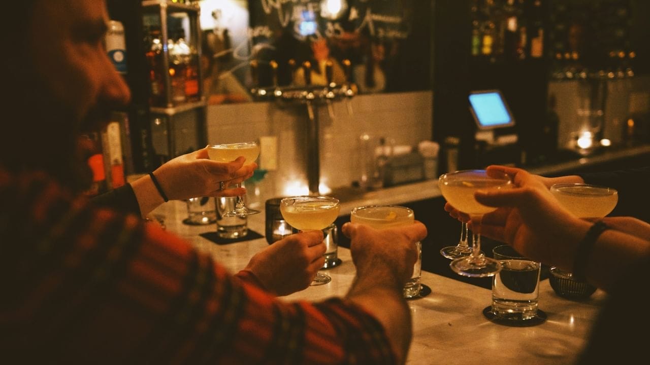 व्हिस्की, व्होडका, रेड वाईन आणि शॅम्पेन... हे चारही प्रकार दारूच्या प्रकारात मोडत असले तरी त्यांचे रंग मात्र वेगवेगळे असतात. व्हिस्कीचा रंग सोनेरी, वाईनचा लाल आणि व्होडक्याचा रंग पाण्यासारखा पांढरा असतो.