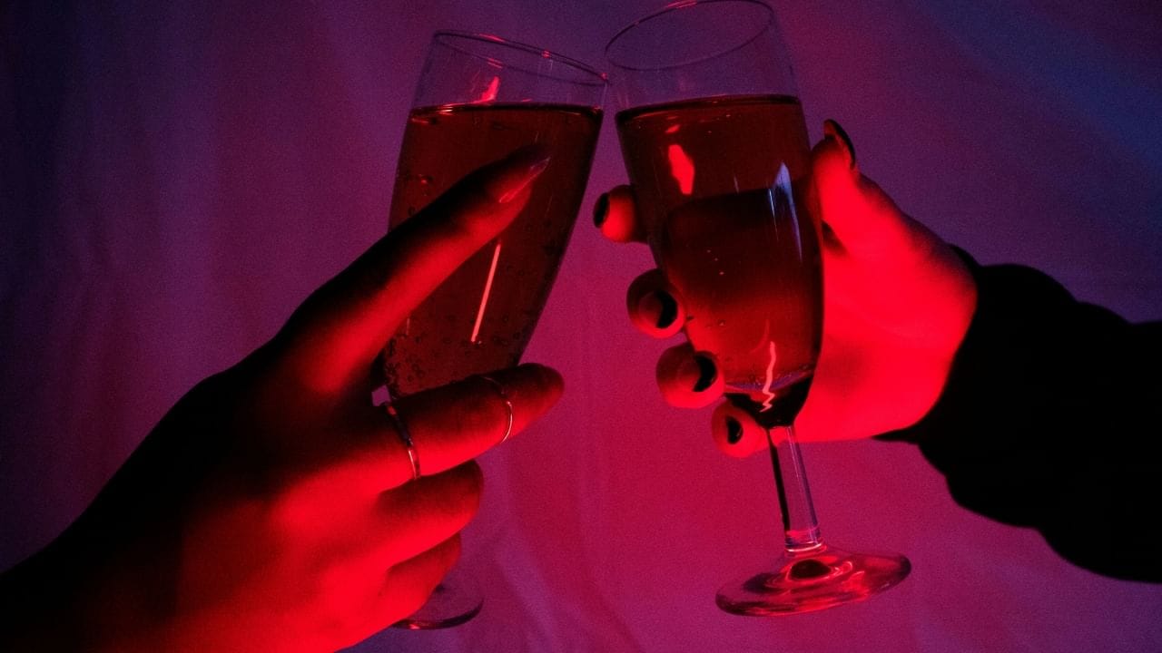 रेड वाईनचा खास लाल रंग लाल किंवा काळ्या द्राक्षांच्या सालीतून मिळतो. वाईन बनवताना द्राक्षांच्या सालींचाही वापर केला जातो. या सालीतील नैसर्गिक घटक असल्याने त्याला लाल रंग प्राप्त होतो. 