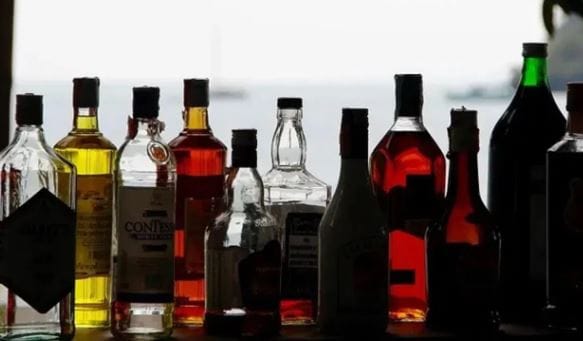 मद्यप्राशन केल्यावर गामा अमिनोब्युटेरिक अॅसीड या रिसेप्टवर परिणाम पडतो. त्यामुळे शरीरातील न्यूरॉन्सची कार्यप्रणाली मंदावते. त्यामुळेच मद्य प्राशन केलयानंतर शारीरिक आणि मानसिकदृष्ट्या आरामदायी वाटते. थंडीमध्ये मात्र ही प्रक्रिया काहीशी वेगळी असते. 