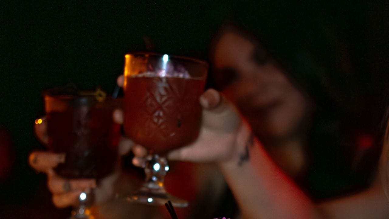 व्हिस्की, रम आणि ब्रँडी ही पेये वर्षांनुवर्षे ओकच्या लाकडी बॅरल्समध्ये साठवली जातात. लाकडातील नैसर्गिक रंग, टॅनिन आणि कॅरामेल हे घटक पेयात विरघळतात. यामुळे व्हिस्कीला सोनेरी किंवा तपकिरी रंग मिळतो. तसेच जर ती जास्त वेळ त्यात राहिली तर त्याचा रंग अधिक गडद होतो.