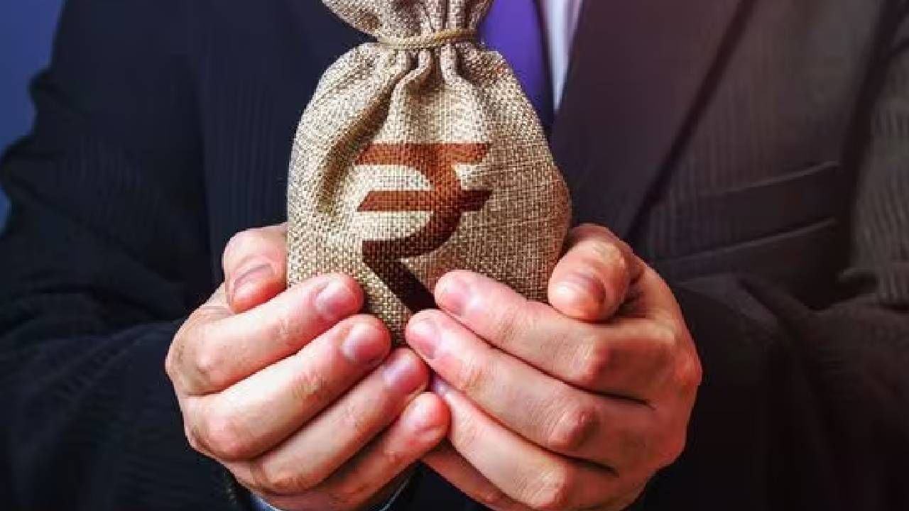 अनेकदा सिबिल स्कोअर खराब असल्याचे कारण पुढे करत बँका कर्ज नाकारतात. एखाद्याने कधीच कर्ज घेतले नसेल तर त्याची खास पंचाईत होते. कधी कधी बँका त्यालाही कर्ज देण्यास मागेपुढे पाहतात.