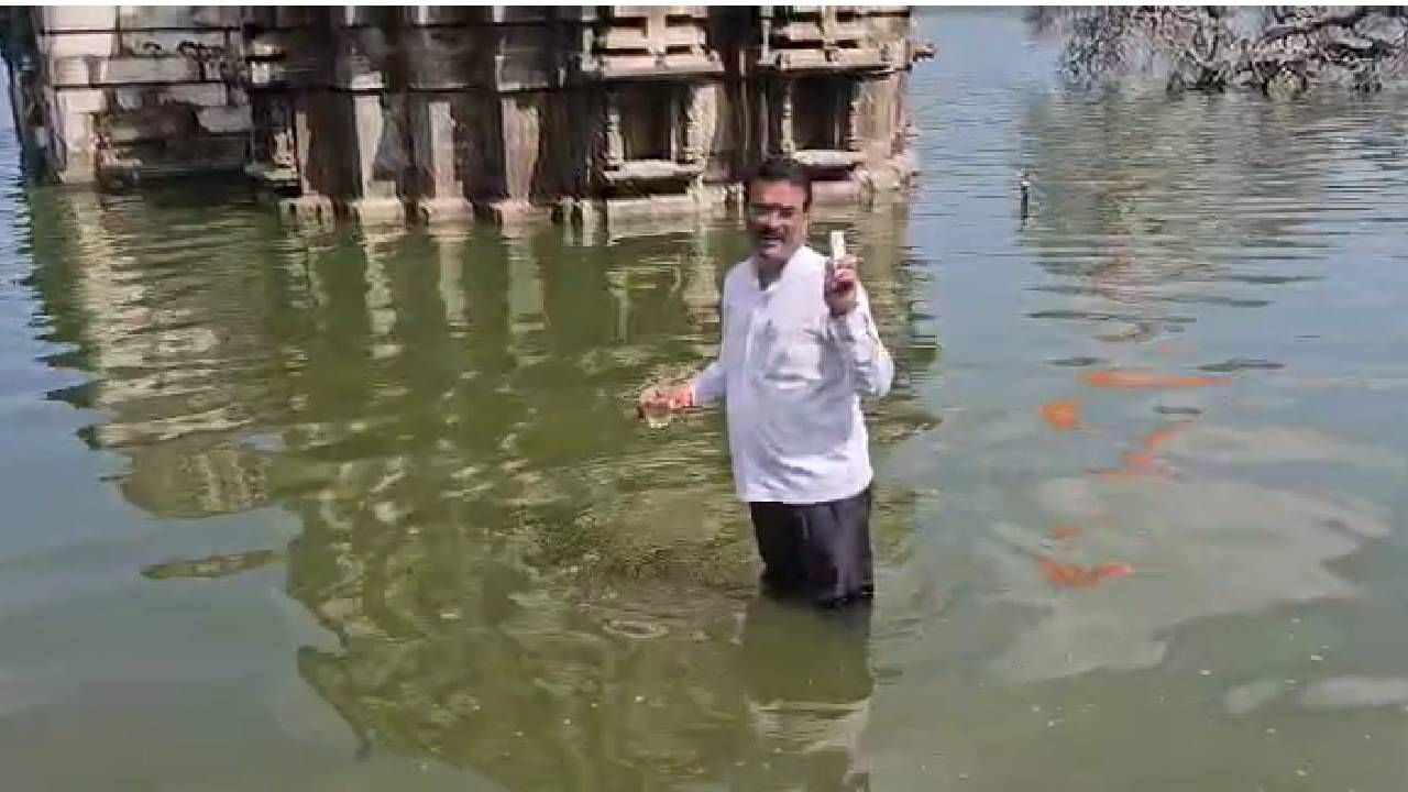 त्यामुळे या सरोवरातील पाण्यात सजीव सृष्टी निर्माण होऊन भविष्यात लोणार सरोवराच अस्तित्वच धोक्यात येईल . जी सजीव सृष्टी निर्माण होत आहे ही कदाचित पर्यावरण व मानव जातीला धोकादायक ठरू शकते असं तज्ञांचे मत आहे.