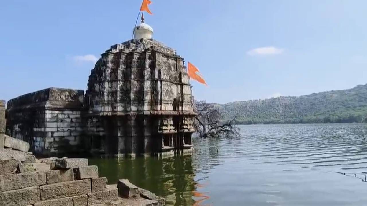 त्यामुळे या सरोवरातील पाण्यात सजीव सृष्टी निर्माण होऊन भविष्यात लोणार सरोवराच अस्तित्वच धोक्यात येईल . जी सजीव सृष्टी निर्माण होत आहे ही कदाचित पर्यावरण व मानव जातीला धोकादायक ठरू शकते असं तज्ञांचे मत आहे.