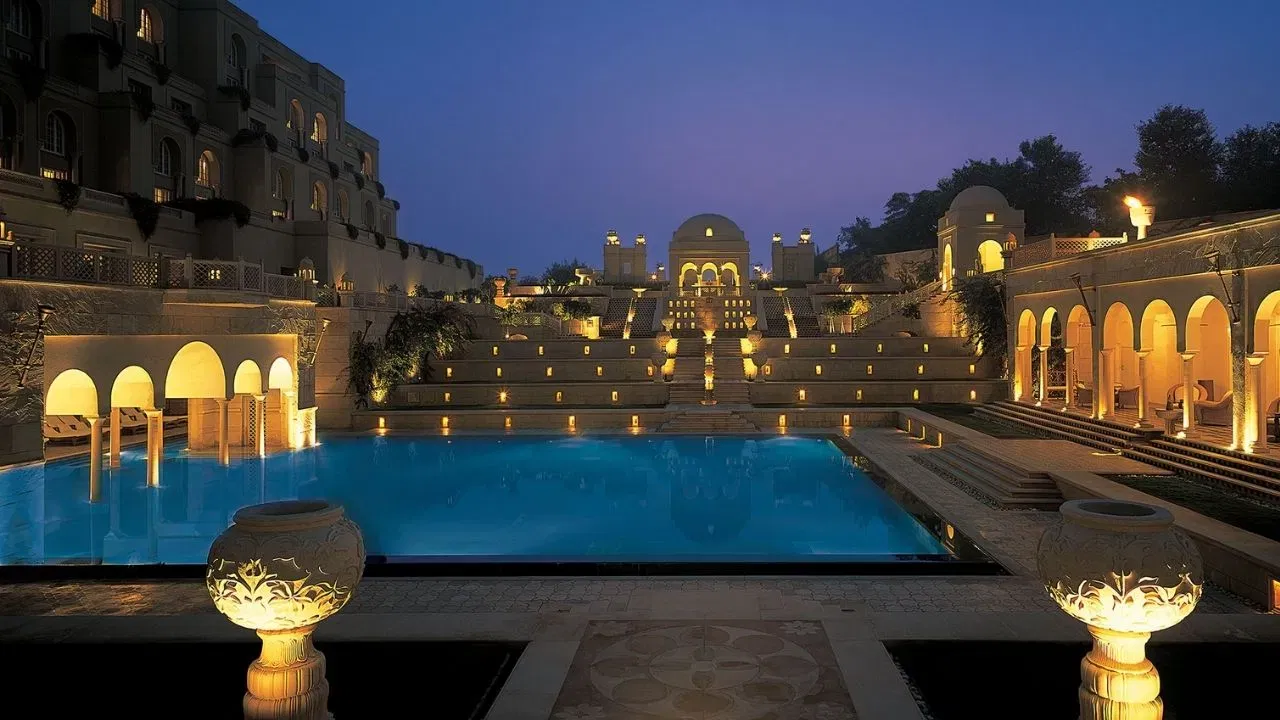 या सुइटचे सर्वात खास वैशिष्ट्य म्हणजे त्यातून ताजमहालचे थेट दृश्य दिसते. या सुइटची ​​रचना मुघल-प्रेरित आहे आणि प्रत्येक कोपरा राजेशाही आणि अंतिम आराम प्रदान करण्यासाठी डिझाइन केलेला आहे. कोहिनूर सुइटमध्ये एका दिवसाचे भाडे अंदाजे 11 लाख आहे, जी एका एसयूव्ही कारच्या किंमती एवढी आहे असं म्हटलं चुकीचे ठरणार नाही.