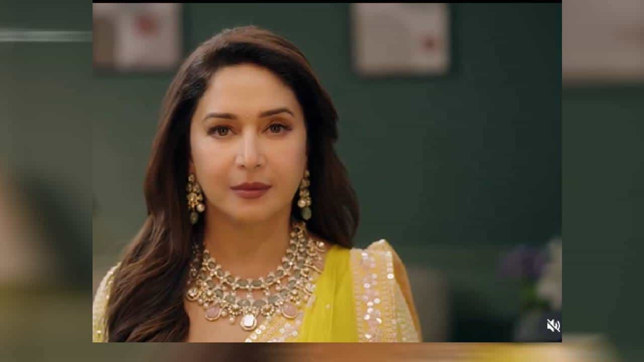 बॉलिवूडची 'धकधक गर्ल' माधुरी दीक्षितचे लाखो चाहते आहेत. नुकतीच ती यूएस, कॅनडामधील ‘मीट अँड ग्रीट माधुरी’ या शोमुळे चर्तेत आली. ती प्रेक्षकांच्या भेटीसाठी स्कीनवर कधी येणार याची अनेकांना उत्सुकता आहे. आता तिच्या चाहत्यांसाठी एक खुशखबर खुद्द माधुरीनेच शेअर केली आहे. तिने तिच्या आगामी प्रोजेक्टची घोषणा केली असून यामध्ये प्रसिद्ध दिग्दर्शकासोबत ती काम करणार आहे.