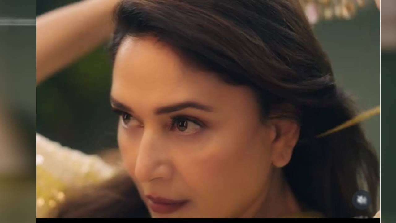 माधुरीने नुकतंच तिच्या इन्स्टाग्रामवर पहिला टीझर शेअर करत तिच्या आगामी सीरिजची घोषणा केली आहे. ‘मिसेस देशपांडे’ या सायकोलॉजिकल थ्रिलर प्रोजेक्टमध्ये माधुरी झळकणार असून नागेश कुकनूरचे नावह या प्रोजेक्टशी जोडलं गेलं आहे. एवढंच नव्हे तर या सीरिजमध्ये एक मराठमोळा चेहरा, आघाडीचा अभिनेताही माधुरीसोबत दिसणार आहे. 