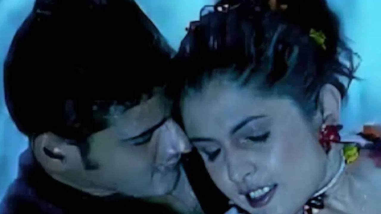 आम्ही ज्या अभिनेत्रीबद्दल बोलतोय. ती अजून कोणी नाही, राम्या कृष्णन आहे. बाहुबलीमध्ये तिने शिवगामी देवीचा रोल साकारलेला. 2004 साली आलेल्या नानी चित्रपटात तिने आणि महेश बाबूने रोमान्स केलेला. महेश बाबूने तिच्यासोबत रोमँटिक सीन्स दिलेले.  