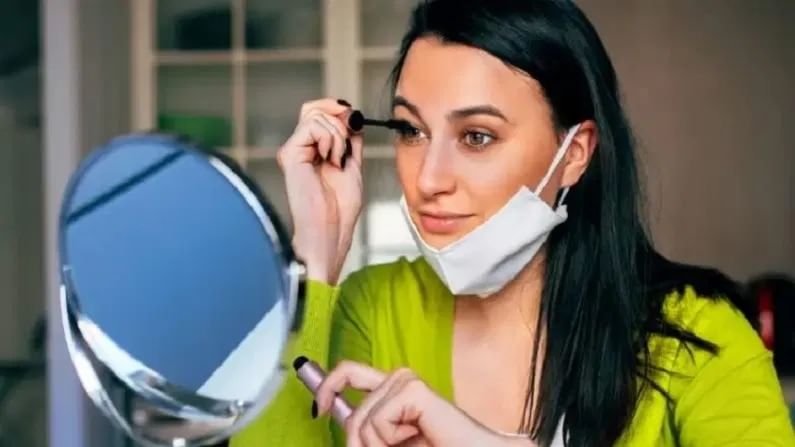 मेकअपच्या आधी चेहरा स्वच्छ करून मोइश्चरायझर आणि प्रायमर लावा. यामुळे मेकअप नीट बसतो व जास्त वेळ टिकतो. त्यानंतर. तुमच्या त्वचेच्या टोनला जुळणारा लाँग-लास्टिंग फाउंडेशन निवडा. अति जाड थर टाळा; ब्लेंडिंगवर लक्ष द्या.